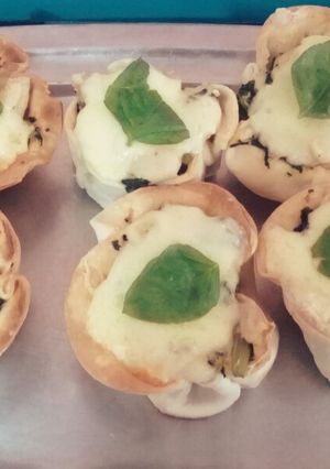 Una foto de Tarteletas de acelga, salsa blanca y mozzarella