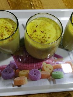 "पारंपारिक पद्धतीने ओल्या हळदीचे दुध" (olya haldiche dudh recipe in marathi) रेसिपी चे मुख्य फोटो