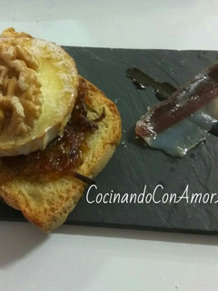 Una foto de Tapa de queso de cabra caramelizada con nueces y miel