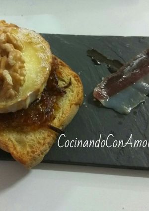 Una foto de Tapa de queso de cabra caramelizada con nueces y miel