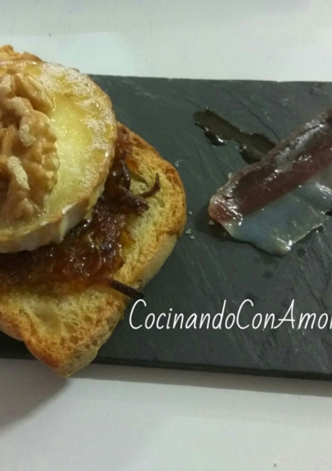 Una foto de Tapa de queso de cabra caramelizada con nueces y miel