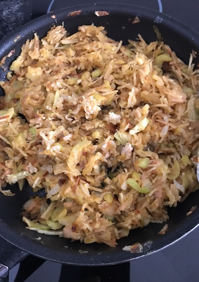 Una foto de Revuelto de calabacín y patatas paja. Muy rico