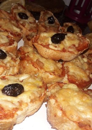 صورة لوصفة بيتزا بالتون بقطع الباكيت 🥖🥖