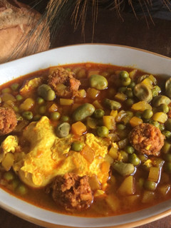 Una foto de Guiso de habas, guisantes y papas con chorizo y huevo 🍳