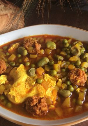 Foto principal de Guiso de habas, guisantes y papas con chorizo y huevo 🍳