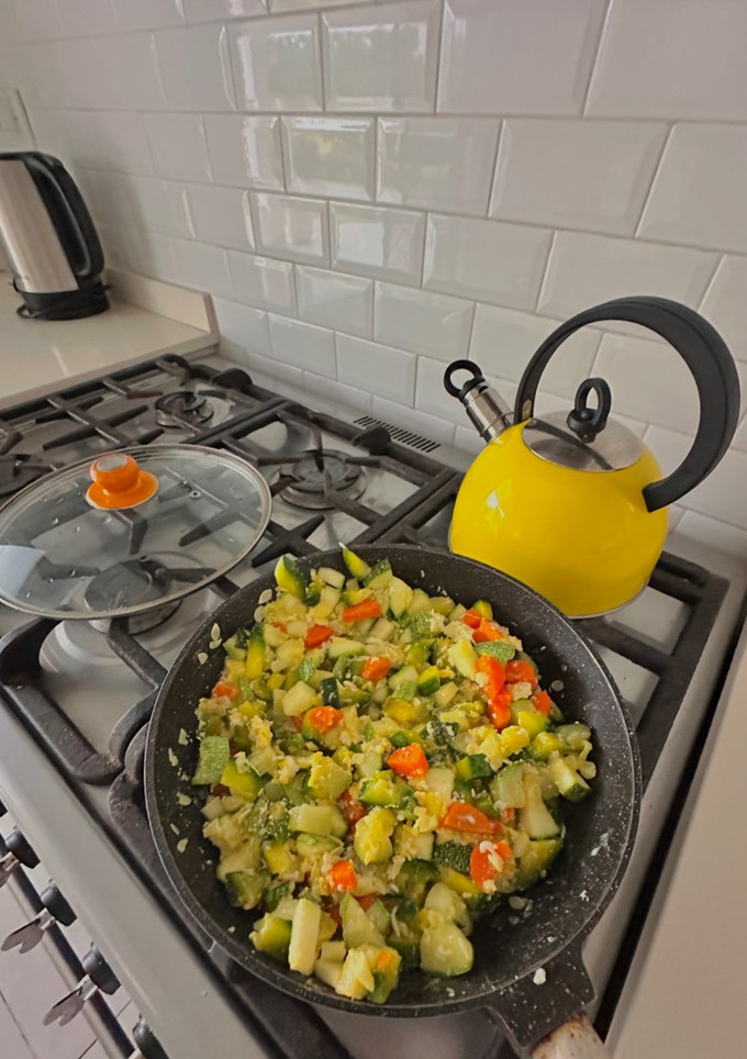 Una foto de Revuelto de verduras SÚPER fácil de hacer en pocos minutos y re saludable! 🍲