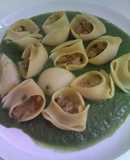 Lumaconi rellenos de pollo y setas shiitake con salsa de espinacas y nueces