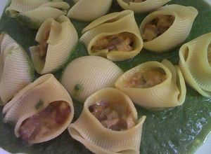 Foto principal de Lumaconi rellenos de pollo y setas shiitake con salsa de espinacas y nueces