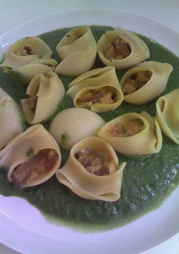 Una foto de Lumaconi rellenos de pollo y setas shiitake con salsa de espinacas y nueces