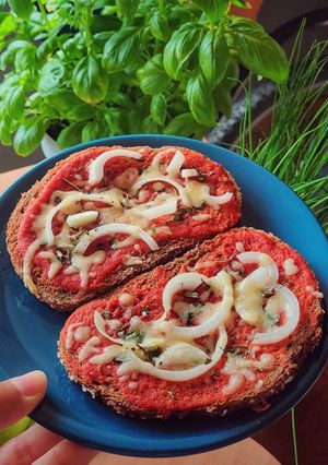 Une photo de PAIN GRILLÉ À LA PROVENÇALE 🍞🍅