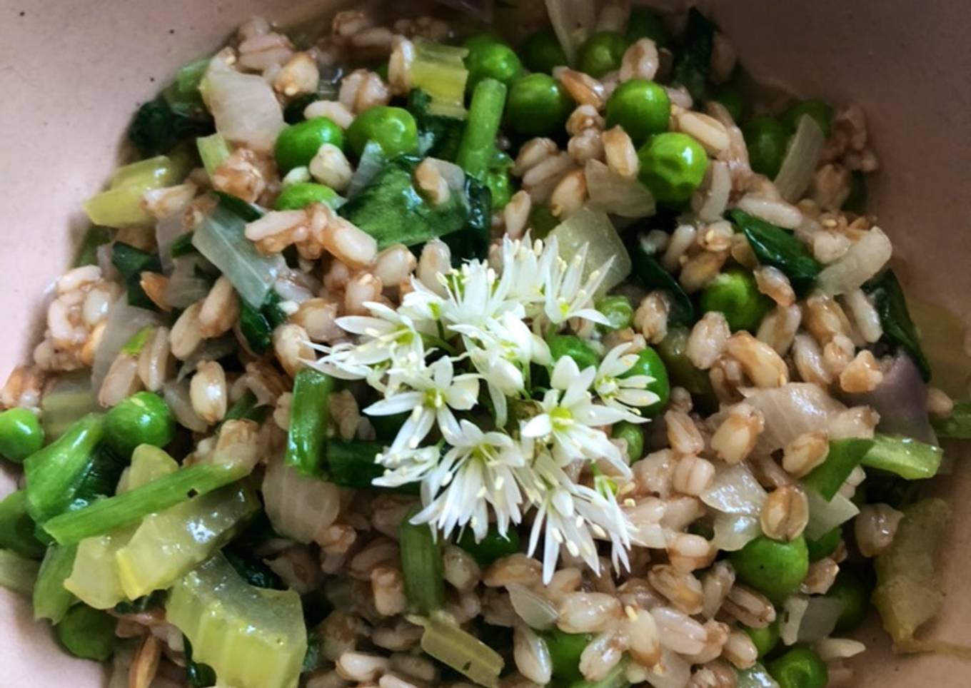 Wild garlic and pea spelt risotto - vegan