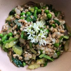 A picture of Wild garlic and pea spelt risotto - vegan.