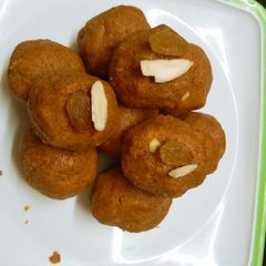A picture of Besan ke laddoo.