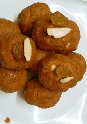 A picture of Besan ke laddoo.