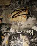 Crepas con crema, uvas y salsa de chocolate