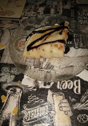 Una foto de Crepas con crema, uvas y salsa de chocolate