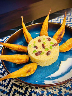 Una foto de Salmonetes en harina de garbanzo con cous cous aromatizado con hierbabuena y comino