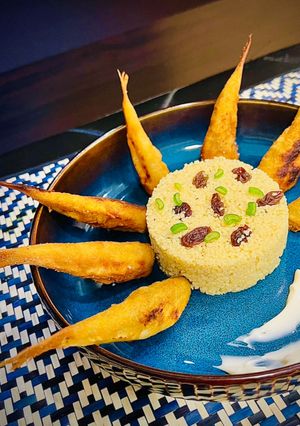 Una foto de Salmonetes en harina de garbanzo con cous cous aromatizado con hierbabuena y comino