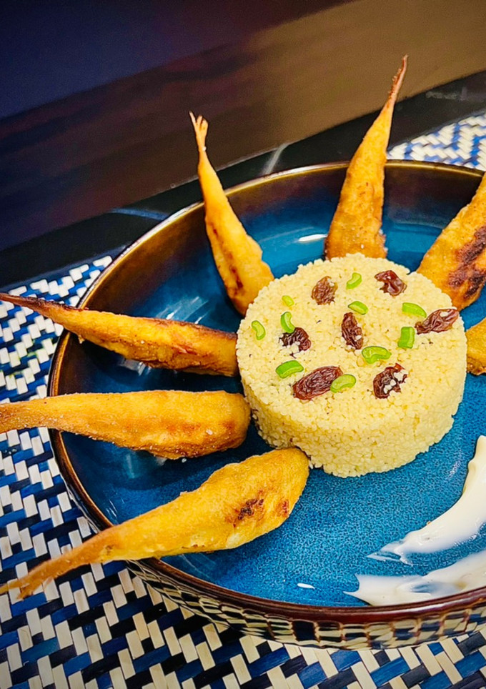 Una foto de Salmonetes en harina de garbanzo con cous cous aromatizado con hierbabuena y comino
