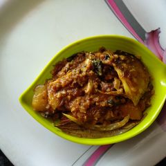 A picture of Muri ghonto (fish head curry with rice).