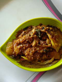 A picture of Muri ghonto (fish head curry with rice).