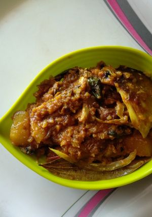 A picture of Muri ghonto (fish head curry with rice).