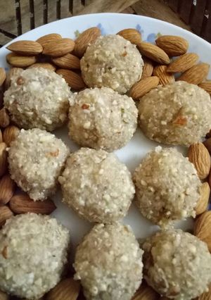 A picture of Gound ke laddu.