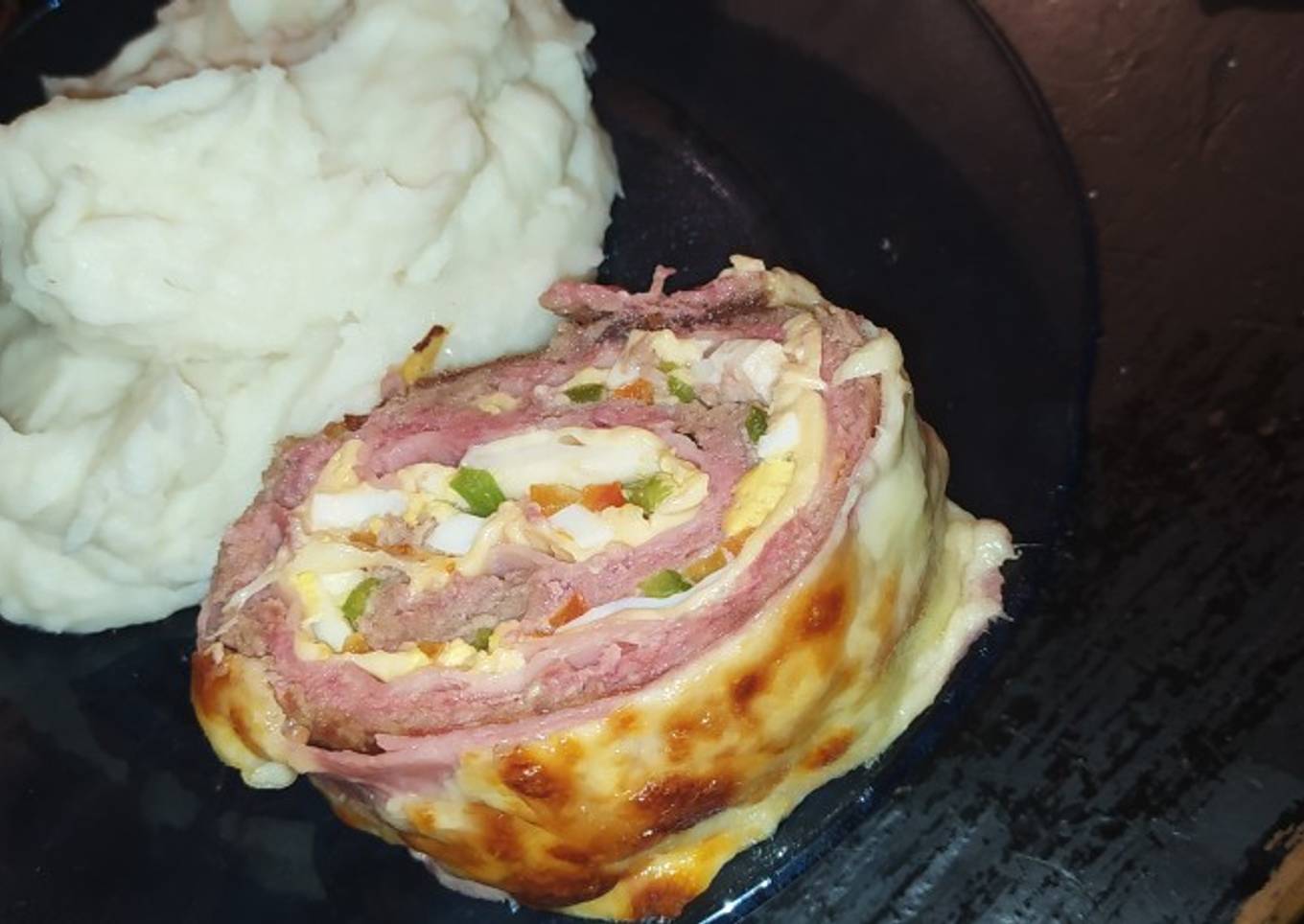 Arrollado de carne picada relleno