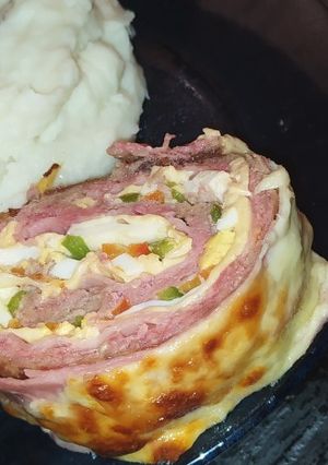 Una foto de Arrollado de carne picada relleno