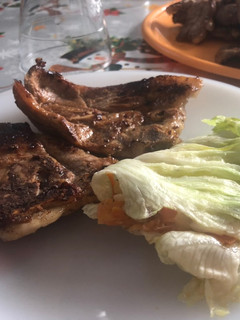 Una foto de Chuletas de cordero 🍖 con rollos de verdura🥬 🍖