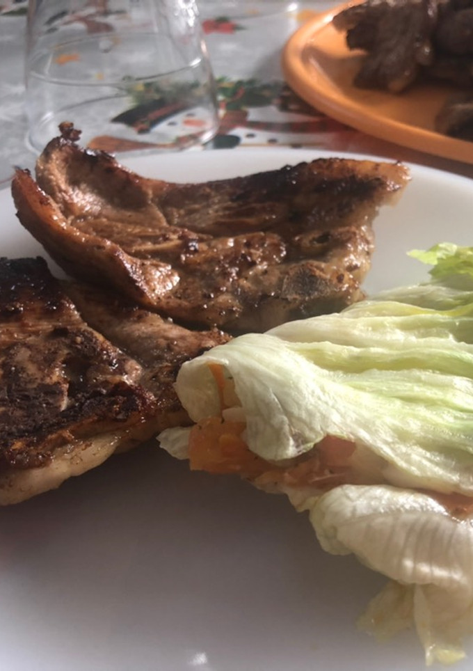 Una foto de Chuletas de cordero 🍖 con rollos de verdura🥬 🍖