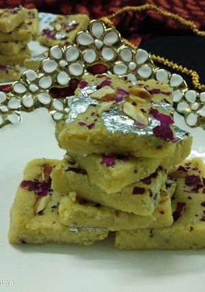 গু‌ঁড়ো দুধের বরফি (guro dodher barfi recipe in Bengali) রেসিপির প্রধান ছবি