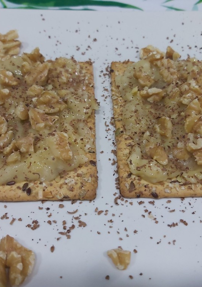 Una foto de Canapés de plátano con nueces y virutas de chocolate🍫🍫