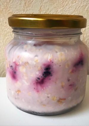 Una foto de Desayuno en frasco para llevar de yogur, avena y moras