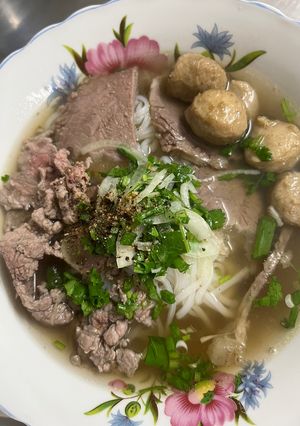 A picture of Phở Bò (Vietnamese Beef Noodle Soup).