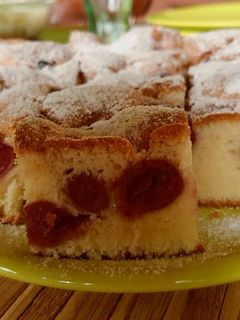 Meggyes piskóta (olajos piskótából) recept fotója