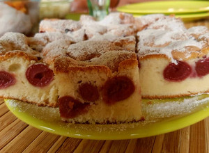 Meggyes piskóta (olajos piskótából) recept fotója
