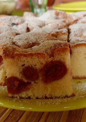 Meggyes piskóta (olajos piskótából) recept fotója