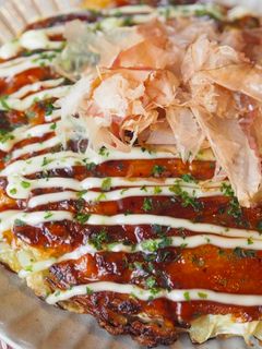 Una foto de Okonomiyaki (お好み焼き)