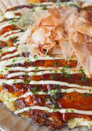 Una foto de Okonomiyaki (お好み焼き)