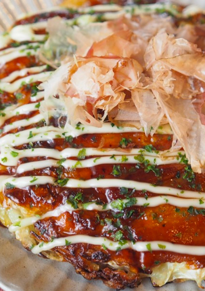 Una foto de Okonomiyaki (お好み焼き)