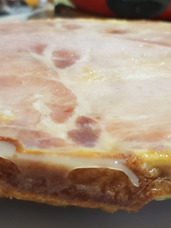Una foto de Pastel de queso y york