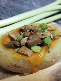 Una foto de Patatas rellenas de crema de calabaza con champiñones