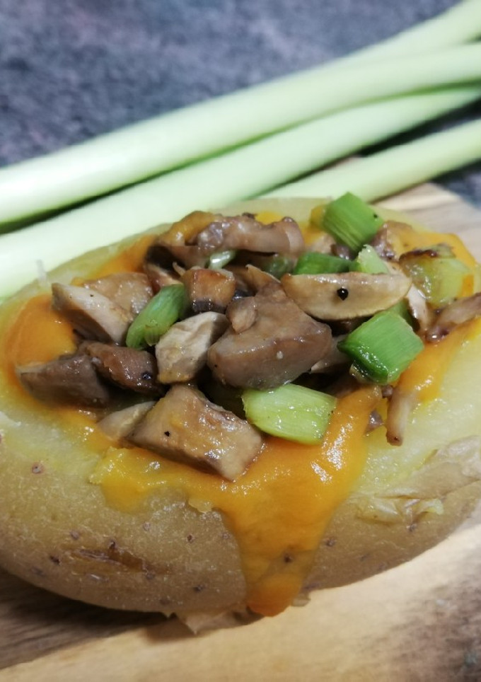 Una foto de Patatas rellenas de crema de calabaza con champiñones