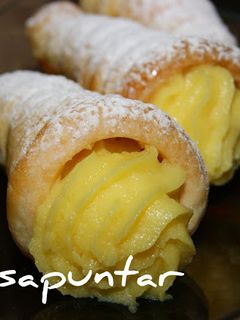 Una foto de Conos de hojaldre rellenos de crema