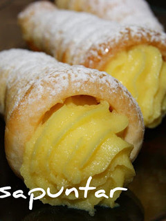 Una foto de Conos de hojaldre rellenos de crema
