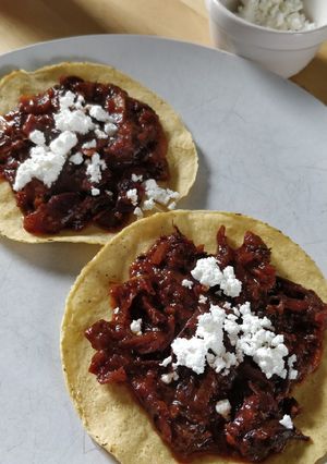 Una foto de Tostadas de tinga de jamaica