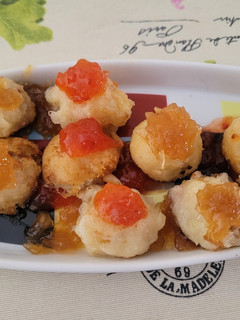 Una foto de Buñuelos de trinxat de la cerdanya para aperitivo con cebolla y tomate confitado