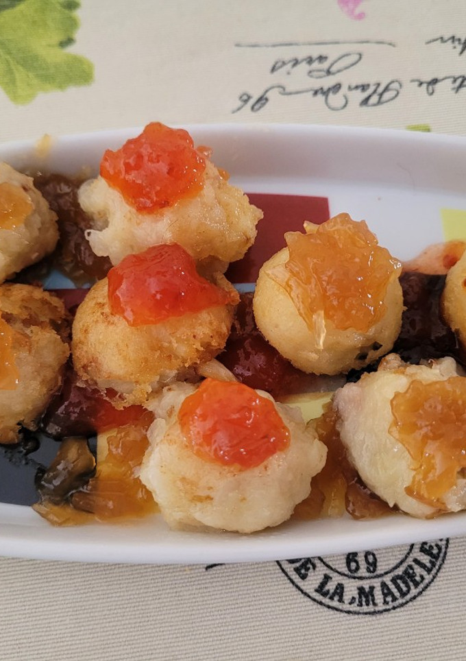 Una foto de Buñuelos de trinxat de la cerdanya para aperitivo con cebolla y tomate confitado