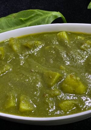 आलू पालक(Aloo palak recipe in Hindi) रेसिपी मुख्य फोटो